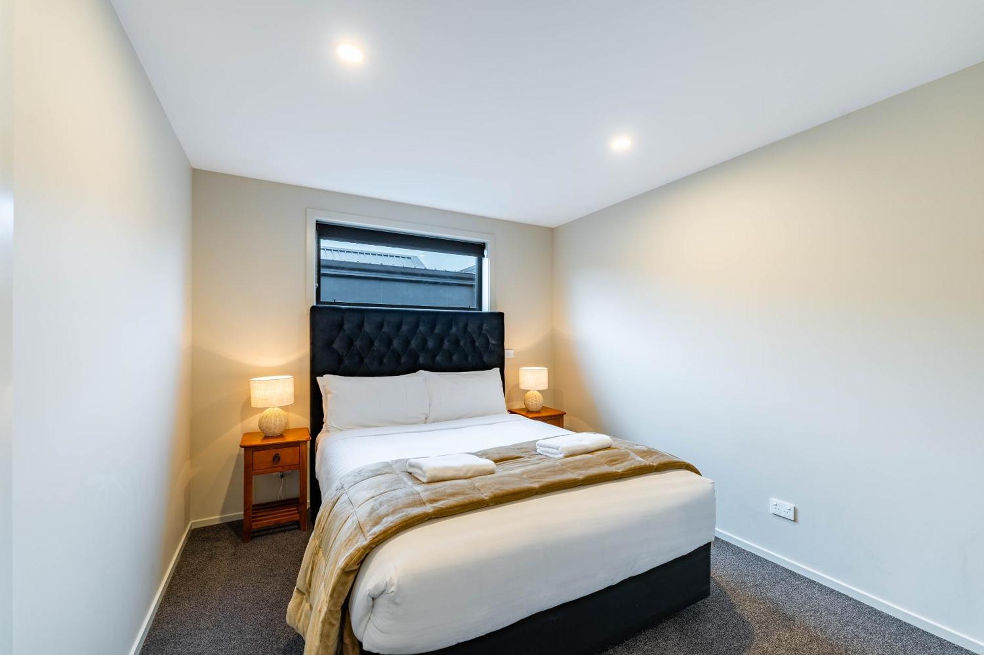 Outlet Sanctuary Villa Wanaka Bagian luar foto