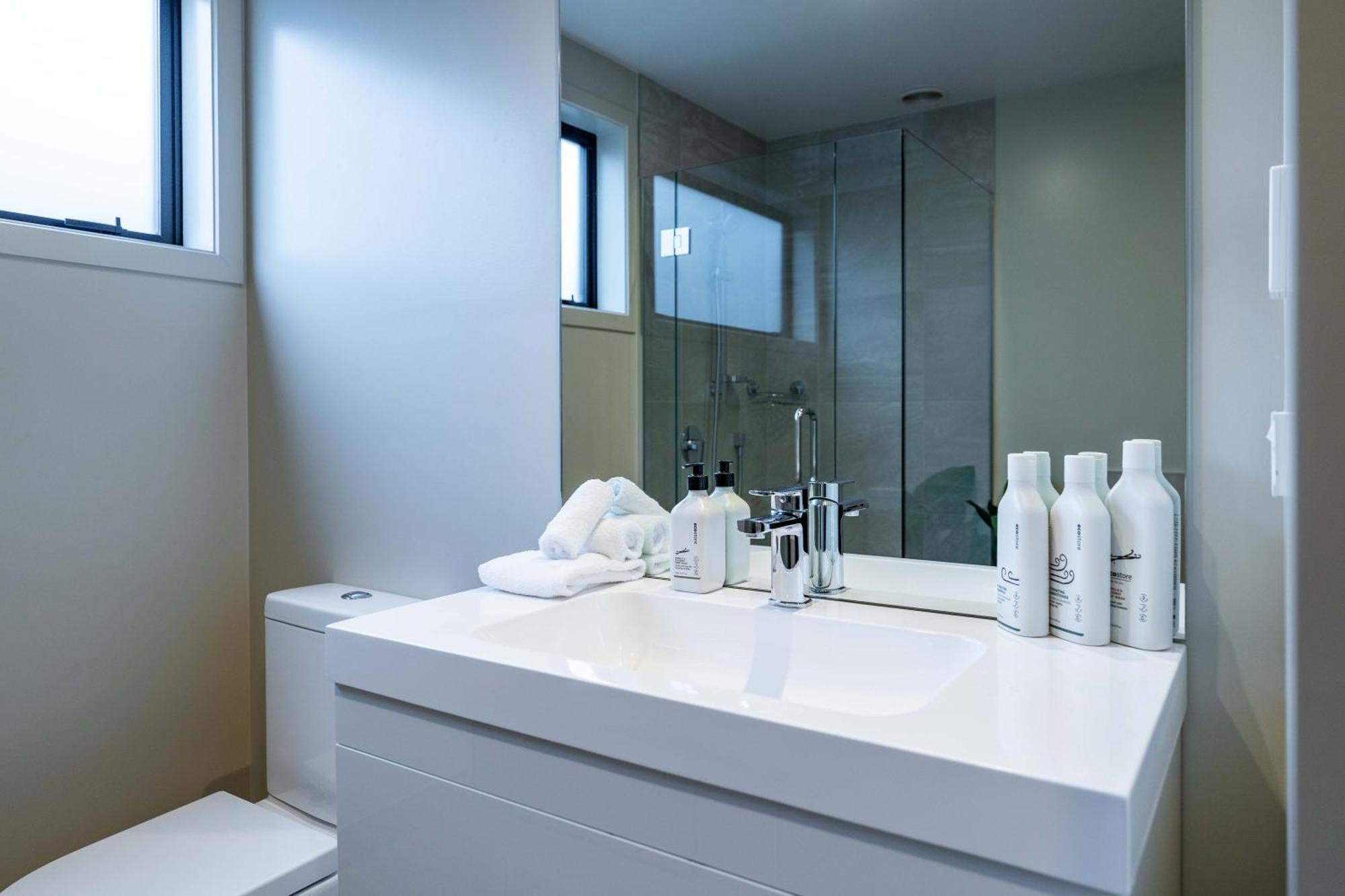 Outlet Sanctuary Villa Wanaka Bagian luar foto