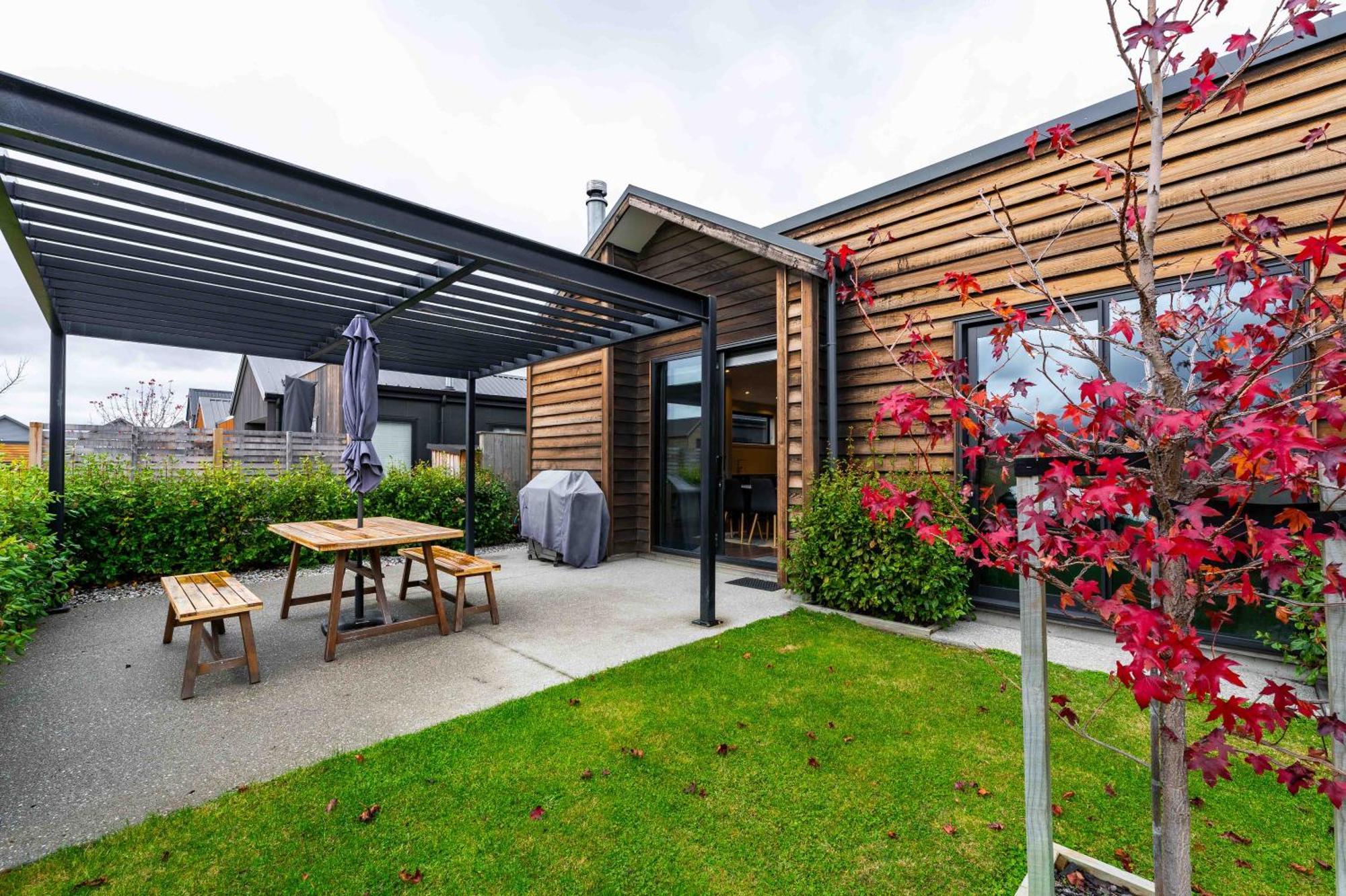 Outlet Sanctuary Villa Wanaka Bagian luar foto
